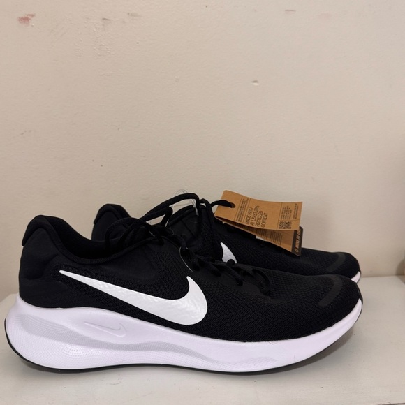 NWT Nike Men\'s Black and White Athletic Shoes main image 5